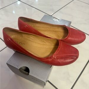 USED WOMEN'S RED ALDO LEATHER FLATS
SIZE 37